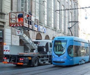 20.02.2020., Zagreb - Ilica. Sanacija elektricne tramvajske mreze. Serviseri ZET-a uzurbano rade ne bi li otklonili kvar na elektricnom sustavu. Photo: Sanjin Strukic/PIXSELL