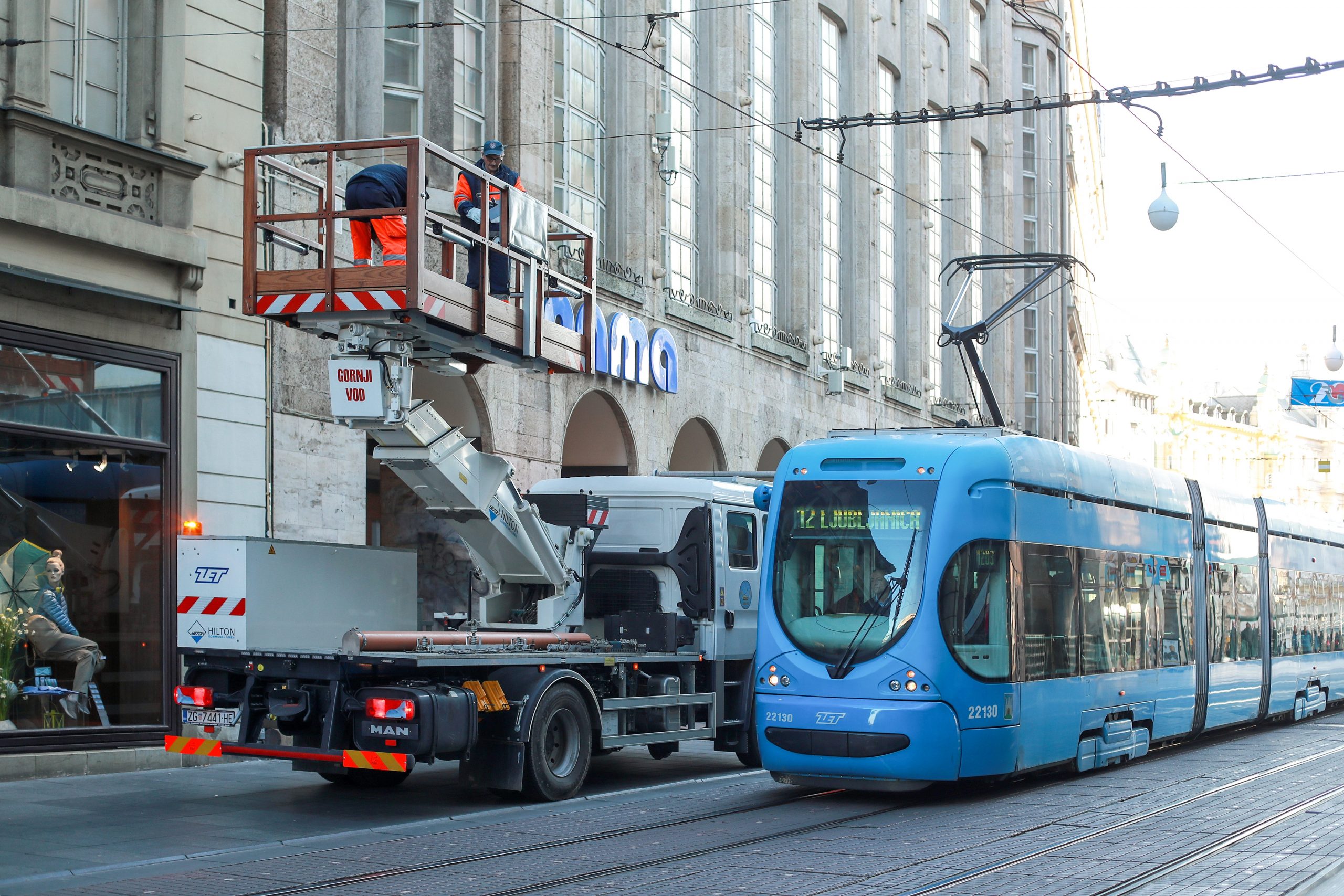 20.02.2020., Zagreb - Ilica. Sanacija elektricne tramvajske mreze. Serviseri ZET-a uzurbano rade ne bi li otklonili kvar na elektricnom sustavu. Photo: Sanjin Strukic/PIXSELL
