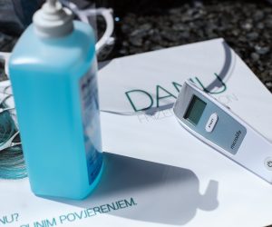 20.04.2020., Zagreb - Vlasnica frizerskog salona Danu, Tanja Ana Kauzljar poduzela je sve mjere i prilagodila se situaciji vezano uz koronavirus. U salonu je postavila pregrade, koristiti ce se se dezinfekcijska sredstva i mjerit ce se temperatura pri ulazu u salon te ce radnici nositi zastitne vizire i maske tijekom rada u salonu. Ceka se odluka Nacionalnog stozera o ukidanju mjera kako bi frizerski saloni u Hrvatskom zapoceli s radom. Photo: Luka Stanzl/PIXSELL