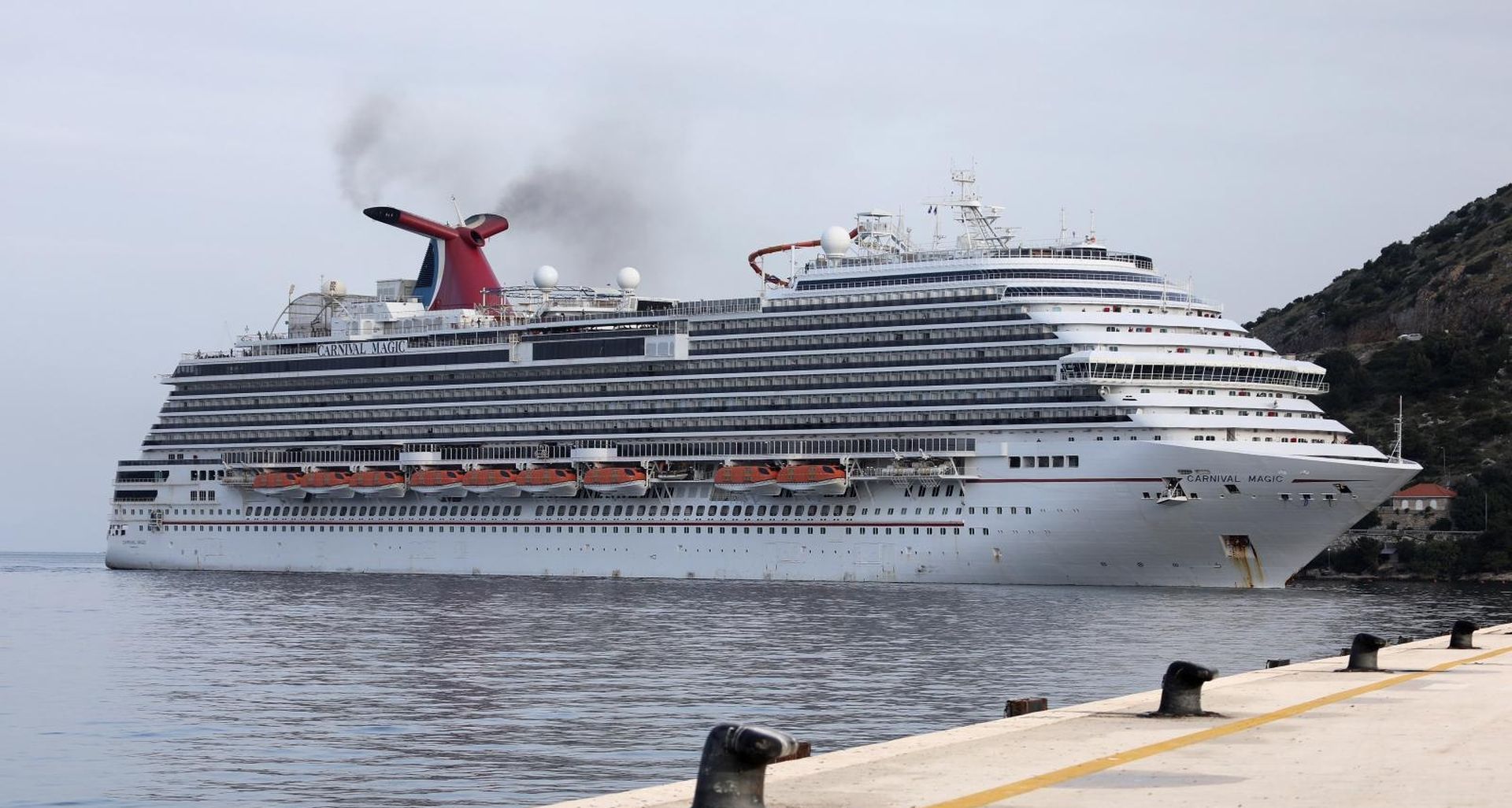 20.05.2020., Dubrovnik - Jutros je u grusku luku uplovio kruzer Carnival Magic s kojim je stiglo ukupno 790 pomoraca , clanova posade ove kompanije koji ce se organizirano uputiti svojim kucama. Medju njima je sest Hrvata. Kruzer ce u luci ostati dva dana tijekom kojih ce pomorce organizirano prevoziti do granicnih prijelaza ili do zracne luke. 

Brod je zbog pandemije koronavirusa mjesecima plovio bez mogucnosti iskrcaja. 

Photo: Grgo Jelavic/PIXSELL