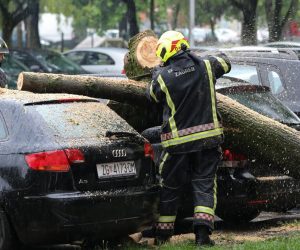 20.05.2020., Zagreb - Na automobile parkirane u ulici Ivane Brlic Mazuranic ispred kucnog broja 38 srusilo se stablo. Vatrogasci uklanjaju sruseno stablo.
Photo: Jurica Galoic/PIXSELL