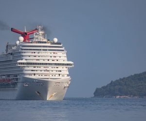 20.05.2020., Luka Gruz, Dubrovnik - Kruzer Carnival Magic uplovio je u dubrovacku luku. Na tom kruzeru doslo je 756 pomoraca, od cega njih pet Hrvata. Nakon dolaska pomorci su se carter letovima zaputili prema svojim mjestima prebivalista.
Photo: Grgo Jelavic/PIXSELL