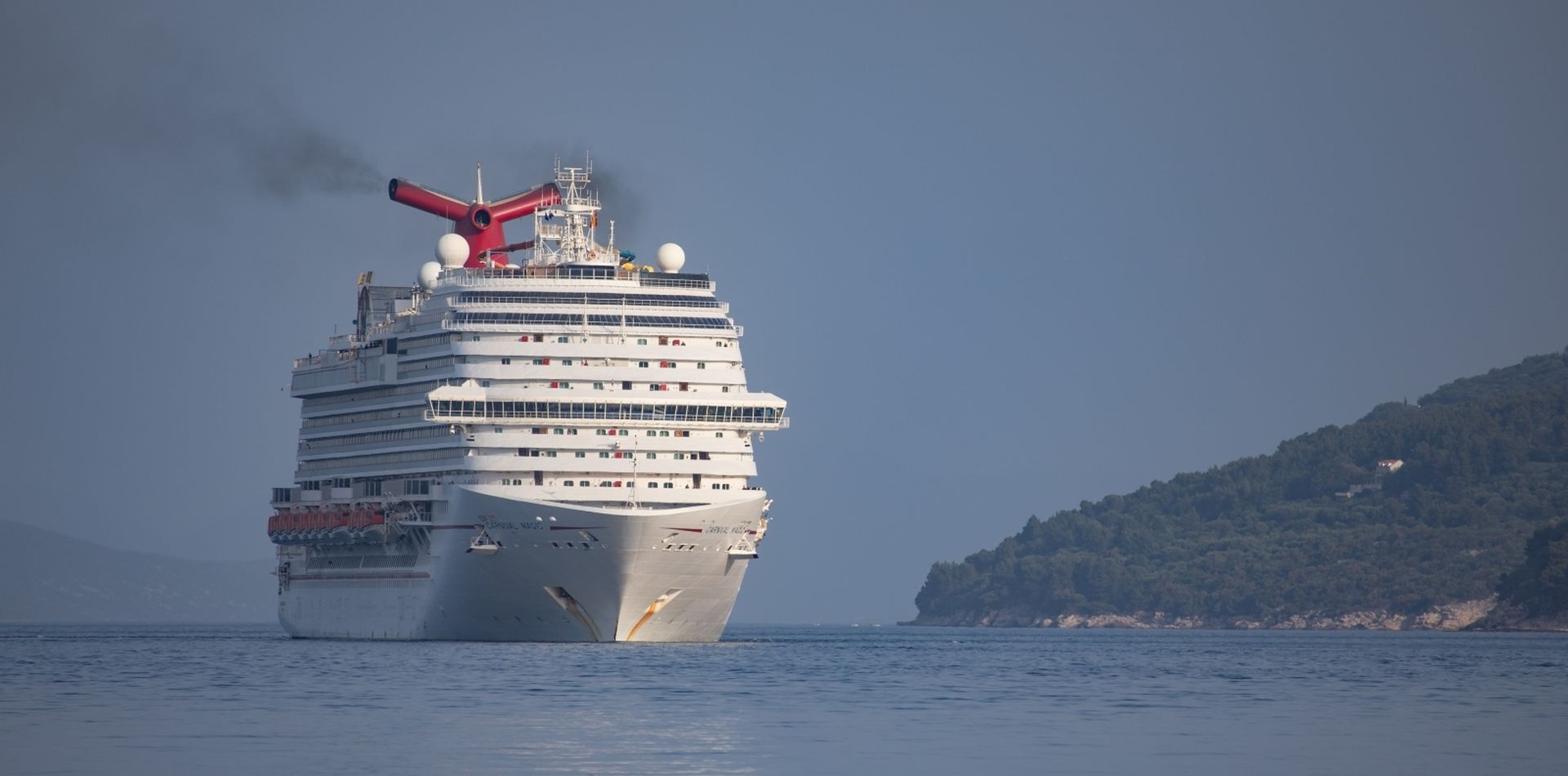 20.05.2020., Luka Gruz, Dubrovnik - Kruzer Carnival Magic uplovio je u dubrovacku luku. Na tom kruzeru doslo je 756 pomoraca, od cega njih pet Hrvata. Nakon dolaska pomorci su se carter letovima zaputili prema svojim mjestima prebivalista.
Photo: Grgo Jelavic/PIXSELL