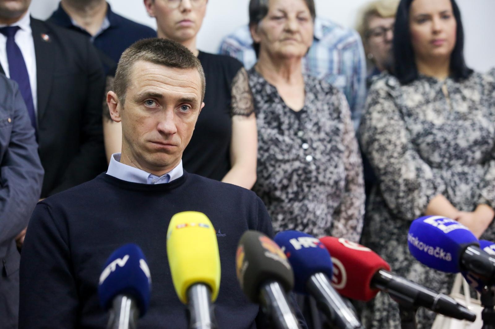 20.05.2020., Vukovar - Vukovarski gradonacelnik Ivan Penava danas je objavio da odlazi iz HDZ-a a s njim su iz stranke istupili i svi vukovarski vijecnici HDZ-a, predsjednik Gradskog odbora HDZ-a Vukovara, Damir Barna te Tomislav Sota, predsjednik Gradskog vijeca.
Photo: Dubravka Petric/PIXSELL