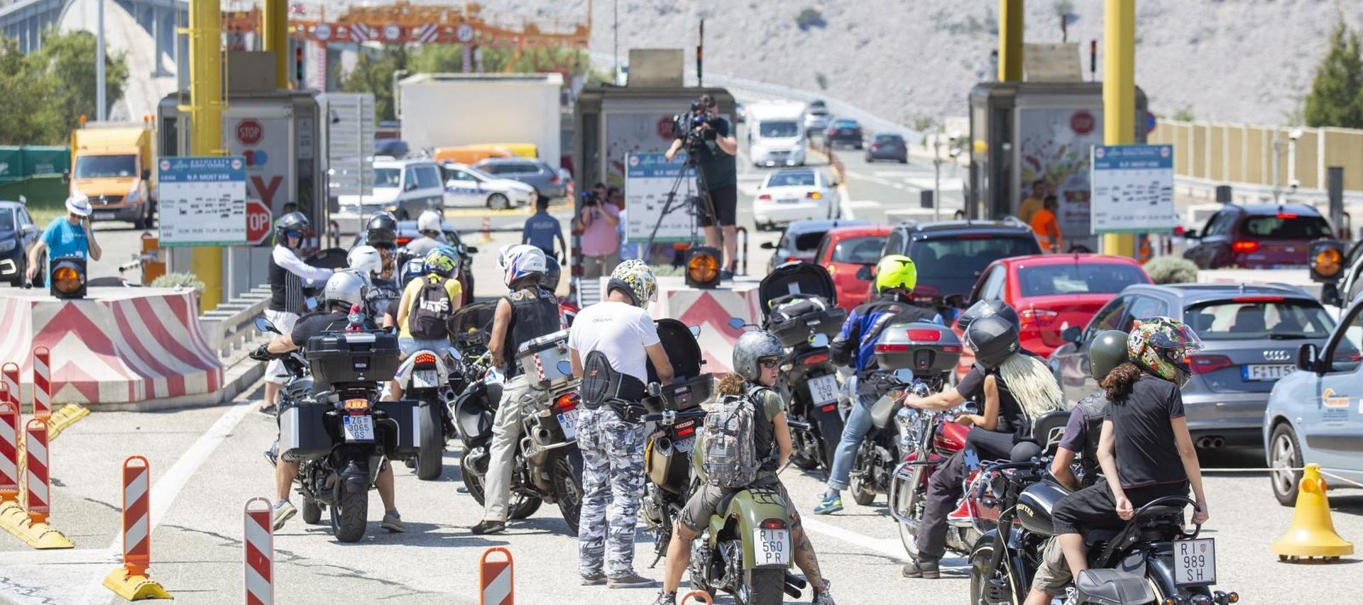 20.07.2019., Krcki Most - Prosvjed motociklista na Krckom mostu zbog naplate mostarine. Motociklisti sitnisem placali most stvorivsi jos vecu guzvu. 
Photo: Nel Pavletic/PIXSELL