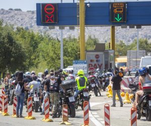 20.07.2019., Krcki Most - Prosvjed motociklista na Krckom mostu zbog naplate mostarine. Motociklisti sitnisem placali most stvorivsi jos vecu guzvu. 
Photo: Nel Pavletic/PIXSELL