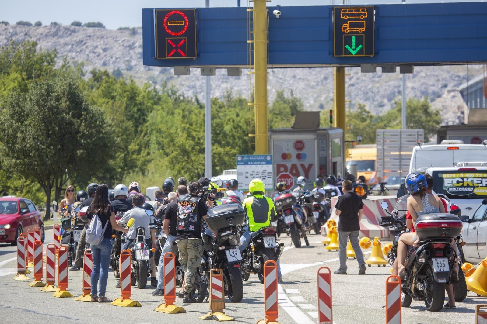 20.07.2019., Krcki Most - Prosvjed motociklista na Krckom mostu zbog naplate mostarine. Motociklisti sitnisem placali most stvorivsi jos vecu guzvu. 
Photo: Nel Pavletic/PIXSELL