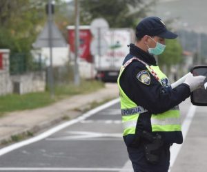 21.04.2020., Vrpolje - Policijska uprava Sibensko-kninska postavila je nove punktove za kontrolu e-propusnica na mjestima izlaza iz zupanije. Photo: Hrvoje Jelavic/PIXSELL