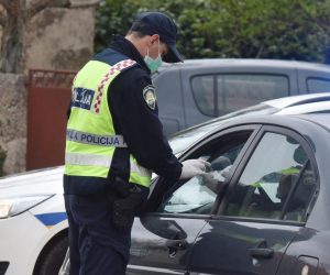 21.04.2020., Vrpolje - Policijska uprava Sibensko-kninska postavila je nove punktove za kontrolu e-propusnica na mjestima izlaza iz zupanije. Photo: Hrvoje Jelavic/PIXSELL
