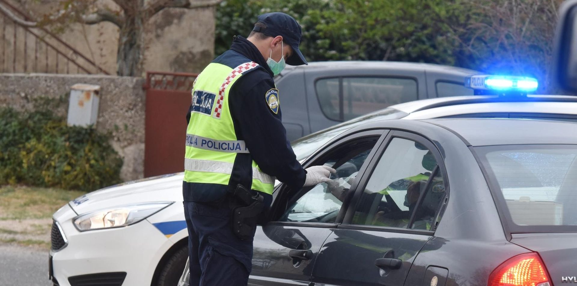21.04.2020., Vrpolje - Policijska uprava Sibensko-kninska postavila je nove punktove za kontrolu e-propusnica na mjestima izlaza iz zupanije. Photo: Hrvoje Jelavic/PIXSELL