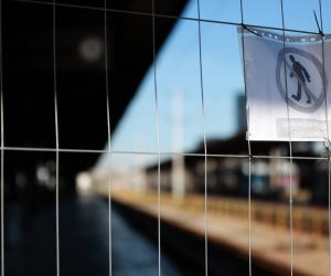 21.05.2020., Zagreb - Zatvoren zagrebacki Glavni kolodvor. Zgrada zagrebackog Glavnog kolodvora zatvorena je. Oko nje je ograda i ne moze joj se pristupiti. Vlakovi i dalje prometuju, no ne staju na prvom peronu, a blagajne za karte premjestene su u pokrajnju zgradu pokraj ulaza u Importane centar. Photo: Sanjin Strukic/PIXSELL