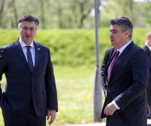 22.04.2020., Jasenovac - Obiljezavanje 75. obljetnice proboja posljednjih zatocenika ustaskog logora Jasenovac. Zbog pandemije koronavirusa, proboj zatocenika obiljezen je samo prigodnom ceremonijom polaganja vijenaca u Spomen podrucju Jasenovac kod spomenika "Kameni cvijet", bez svecane komemoracije. Predsjednik Vlade Andrej Plenkovic, predsjednik RH Zoran Milanovic Photo: Slavko Midzor/PIXSELL