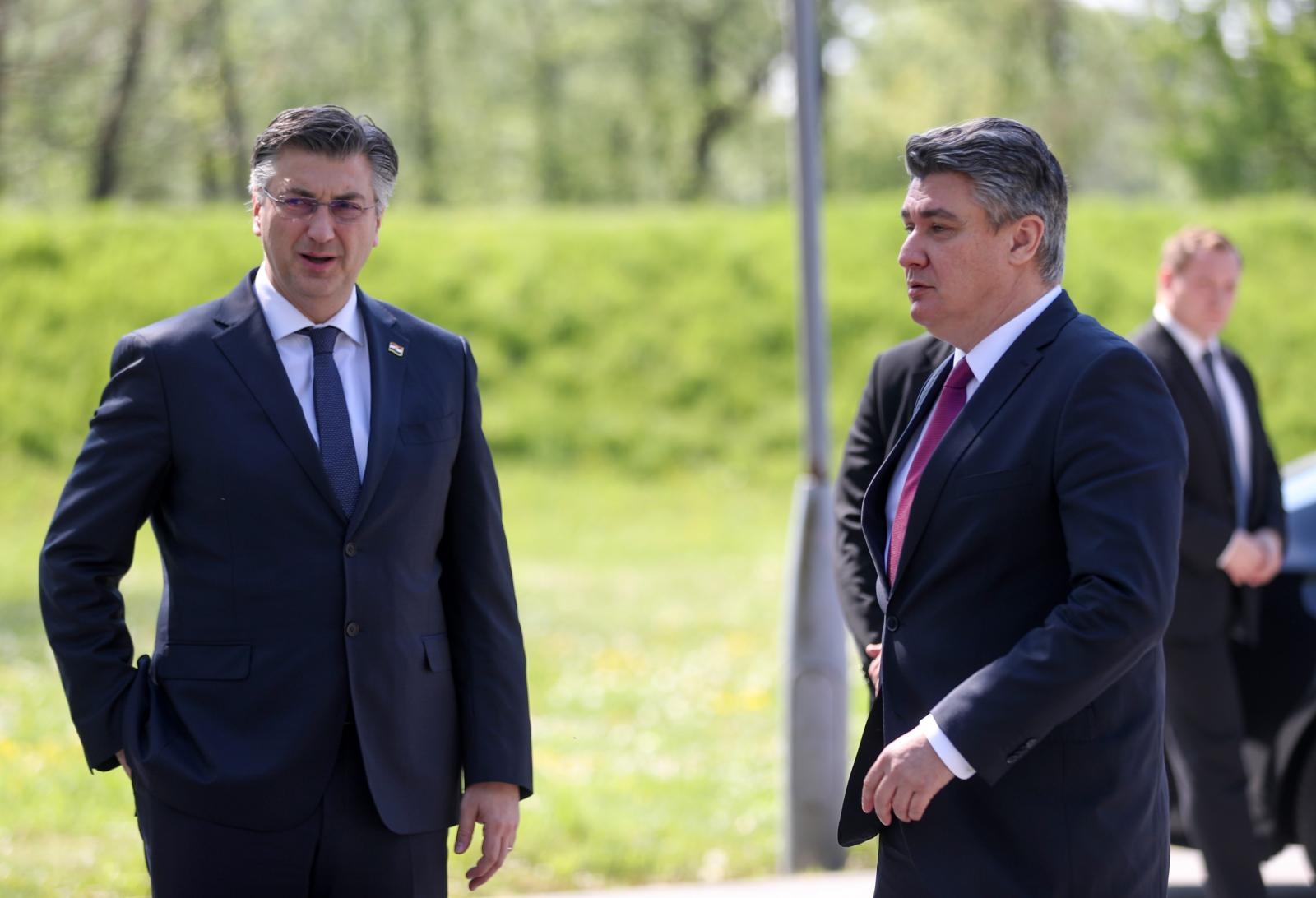 22.04.2020., Jasenovac - Obiljezavanje 75. obljetnice proboja posljednjih zatocenika ustaskog logora Jasenovac. Zbog pandemije koronavirusa, proboj zatocenika obiljezen je samo prigodnom ceremonijom polaganja vijenaca u Spomen podrucju Jasenovac kod spomenika "Kameni cvijet", bez svecane komemoracije. Predsjednik Vlade Andrej Plenkovic, predsjednik RH Zoran Milanovic Photo: Slavko Midzor/PIXSELL