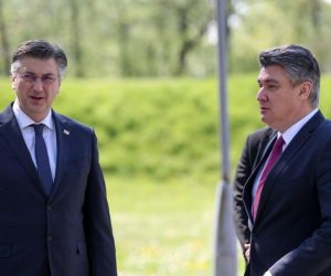 22.04.2020., Jasenovac - Obiljezavanje 75. obljetnice proboja posljednjih zatocenika ustaskog logora Jasenovac. Zbog pandemije koronavirusa, proboj zatocenika obiljezen je samo prigodnom ceremonijom polaganja vijenaca u Spomen podrucju Jasenovac kod spomenika "Kameni cvijet", bez svecane komemoracije. Predsjednik Vlade Andrej Plenkovic, predsjednik RH Zoran Milanovic Photo: Slavko Midzor/PIXSELL