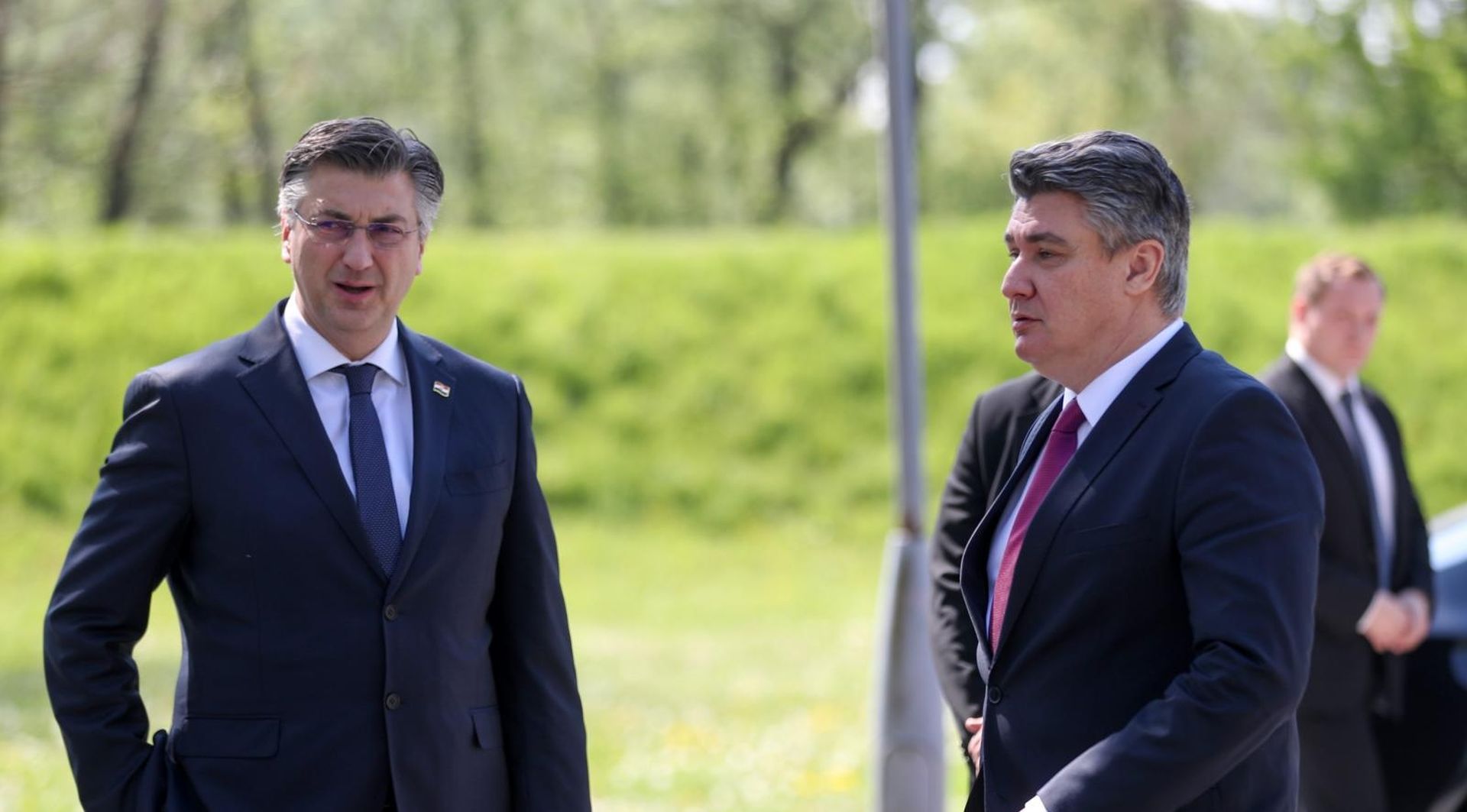 22.04.2020., Jasenovac - Obiljezavanje 75. obljetnice proboja posljednjih zatocenika ustaskog logora Jasenovac. Zbog pandemije koronavirusa, proboj zatocenika obiljezen je samo prigodnom ceremonijom polaganja vijenaca u Spomen podrucju Jasenovac kod spomenika "Kameni cvijet", bez svecane komemoracije. Predsjednik Vlade Andrej Plenkovic, predsjednik RH Zoran Milanovic Photo: Slavko Midzor/PIXSELL