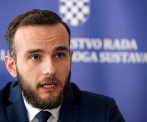 22.05.2020., Zagreb - Potpisivanje Ugovora za dodjelu sredstva za operaciju Moja mirovina - Unapredjenje usluga REGOSA na trzistu rada. Mnistar rada i mirovinskoga sustava Josip Aladrovic. 
Photo: Goran Stanzl/PIXSELL