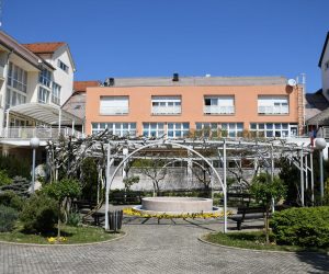 23.04.2020., Koprivnica -  Dom za starije i nemocne osobe u Koprivnici, od jucer je postao novo zariste zaraze koronavirusom. U Domu su trenutacno zarazene 23 osobe, 19 sticenika i 4 djelatnika. medjutim ocekuje se nalaz jos 58 osoba, 23 sticenika i 35 djelatnika koji su podvrgnuti testu. Doma za starije i nemocne u Koprivnici zarazena je koronavirusom. 
Photo:Damir Spehar/PIXSELL
