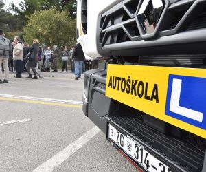 23.10.2017., Sibenik - Zupan Goran Pauk urucio je kljuceve novog teretnog vozila ravnatelju Prometno-tehnicke skole Zdravku Peranu.  
Photo: Hrvoje Jelavic/PIXSELL
