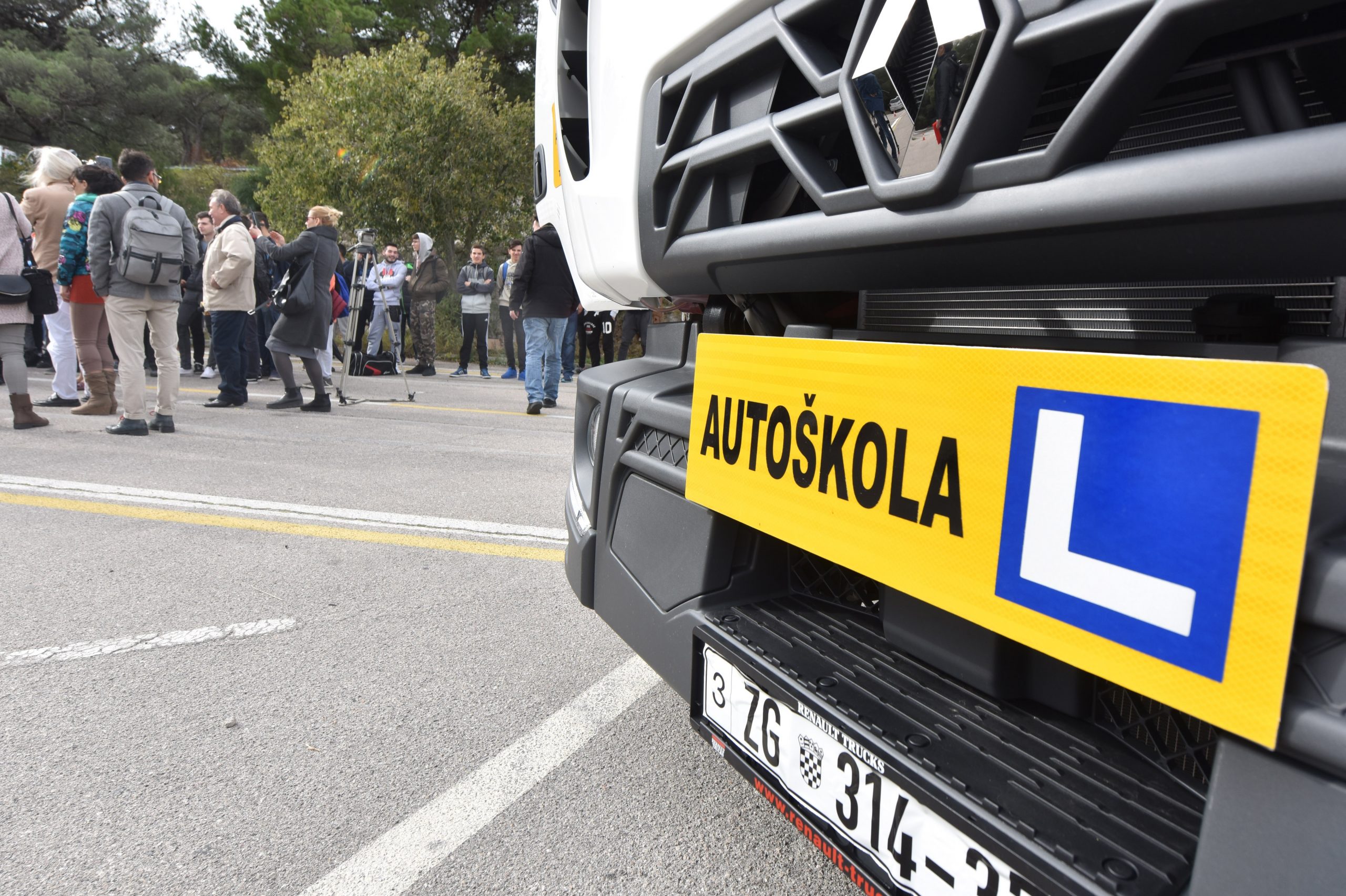 23.10.2017., Sibenik - Zupan Goran Pauk urucio je kljuceve novog teretnog vozila ravnatelju Prometno-tehnicke skole Zdravku Peranu.  
Photo: Hrvoje Jelavic/PIXSELL