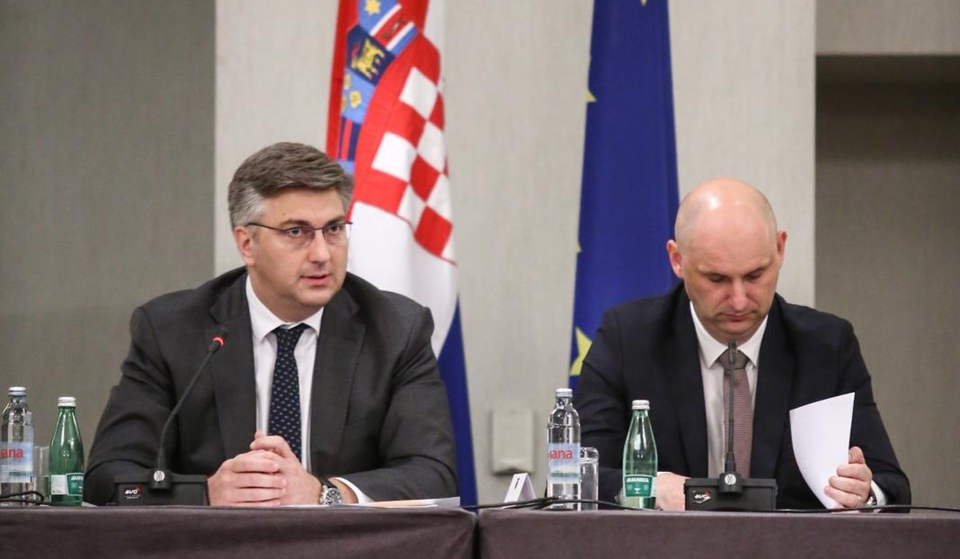 24.05.2018., Zagreb - Svecano potpisivanje ugovora vrijednih 470 milijuna kuna za 102 projekta jedinica lokalne samouprave odrzalo se u hotelu Sheraton. Premijer Andrej Plenkovic i ministar poljoprivrede Tomislav Tolusic. 
Photo: Igor Soban/PIXSELL