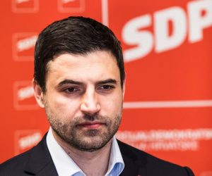 24.05.2020., Split - Konferencija za medije koalicije Restart. Na konferenciji za medije o pripremama za parlamentarne izbore i aktualnoj politickoj situaciji govorili su predsjednik SDP-a i lider Restart koalicije Davor Bernardic te SDP-ov koordinator za 10. izbornu jednicu Arsen Bauk.
Davor Bernardic
Photo: Milan Sabic/PIXSELL