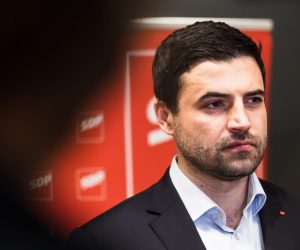 24.05.2020., Split - Konferencija za medije koalicije Restart. Na konferenciji za medije o pripremama za parlamentarne izbore i aktualnoj politickoj situaciji govorili su predsjednik SDP-a i lider Restart koalicije Davor Bernardic te SDP-ov koordinator za 10. izbornu jednicu Arsen Bauk.
Davor Bernardic
Photo: Milan Sabic/PIXSELL