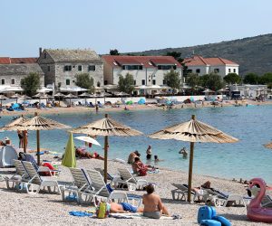 25.08.2019.,Primosten - Iako se ljetna sezona blizi kraju i turisti se vracaju kucama primostenske plaze su jos uvijek pune gostiju.
Photo: Dusko Jaramaz/PIXSELL