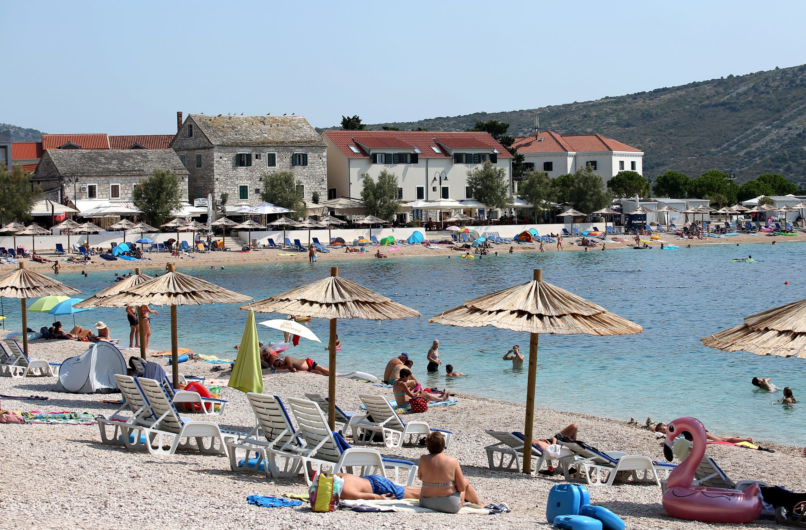 25.08.2019.,Primosten - Iako se ljetna sezona blizi kraju i turisti se vracaju kucama primostenske plaze su jos uvijek pune gostiju.
Photo: Dusko Jaramaz/PIXSELL