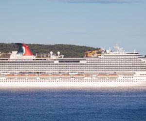 26.05.2020., Dubrovnik - Kruzer Carnival Breeze usidrio se kraj otocica Daksa. Vez se ocekuje u toku dana.
Photo: Grgo Jelavic/PIXSELL