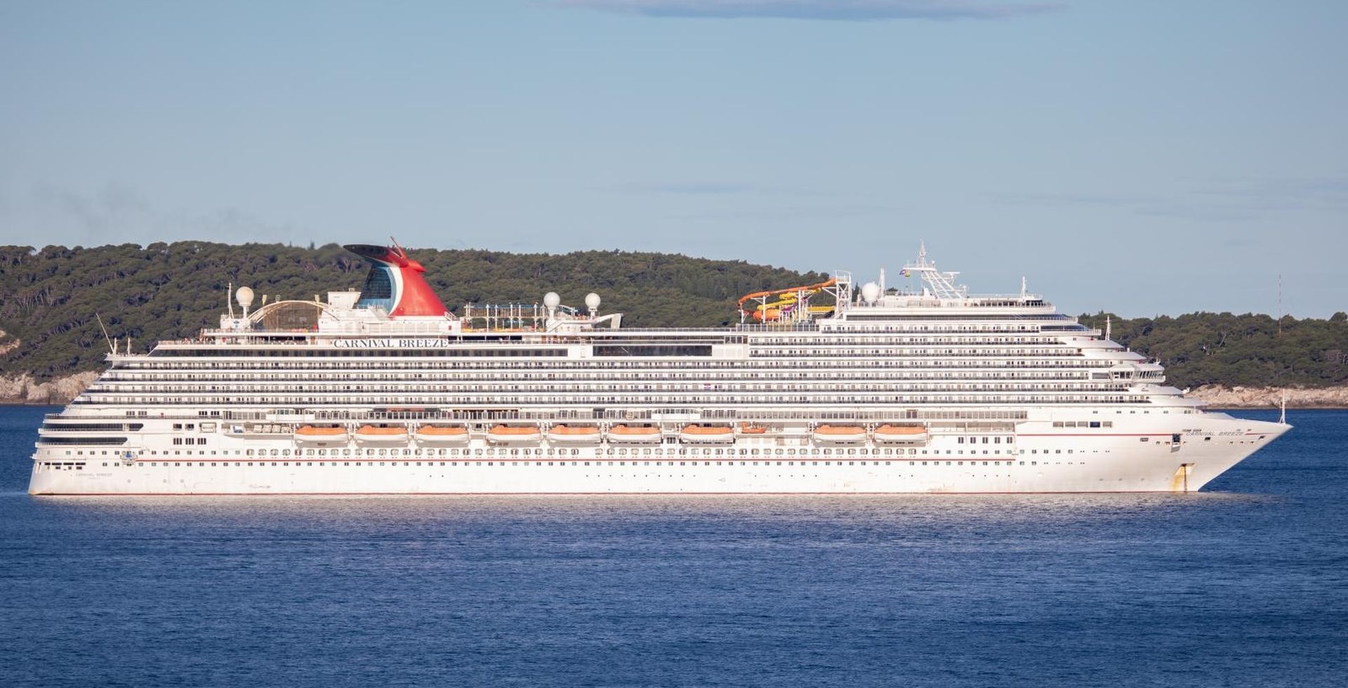26.05.2020., Dubrovnik - Kruzer Carnival Breeze usidrio se kraj otocica Daksa. Vez se ocekuje u toku dana.
Photo: Grgo Jelavic/PIXSELL