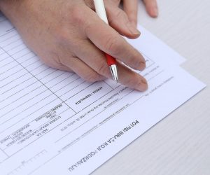 Zagreb: Počelo prikupljanje potpisa za listu Mislava Kolakušića  27.03.2019., Zagreb - Lista Mislava Kolakusica, prva medju listama koje su za kandidaturu na Europskim izborima obvezne prikupiti 5000 potpisa podrske, pocela je prvog dana od raspisivanja izbora i samo prikupljanje potpisa na terenu. Prema ocekivanjima aktivista na standovima ocekuju da ce potreban broj potpisa biti prikupljen vec danas.
Photo: Patrik Macek/PIXSELL