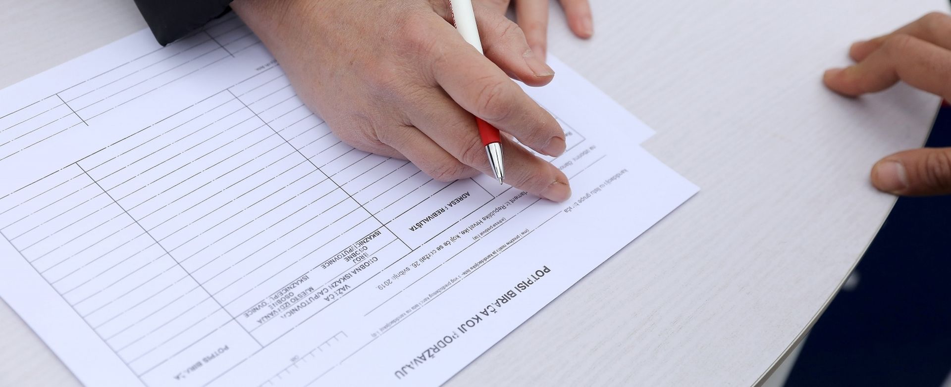 Zagreb: Počelo prikupljanje potpisa za listu Mislava Kolakušića  27.03.2019., Zagreb - Lista Mislava Kolakusica, prva medju listama koje su za kandidaturu na Europskim izborima obvezne prikupiti 5000 potpisa podrske, pocela je prvog dana od raspisivanja izbora i samo prikupljanje potpisa na terenu. Prema ocekivanjima aktivista na standovima ocekuju da ce potreban broj potpisa biti prikupljen vec danas.
Photo: Patrik Macek/PIXSELL