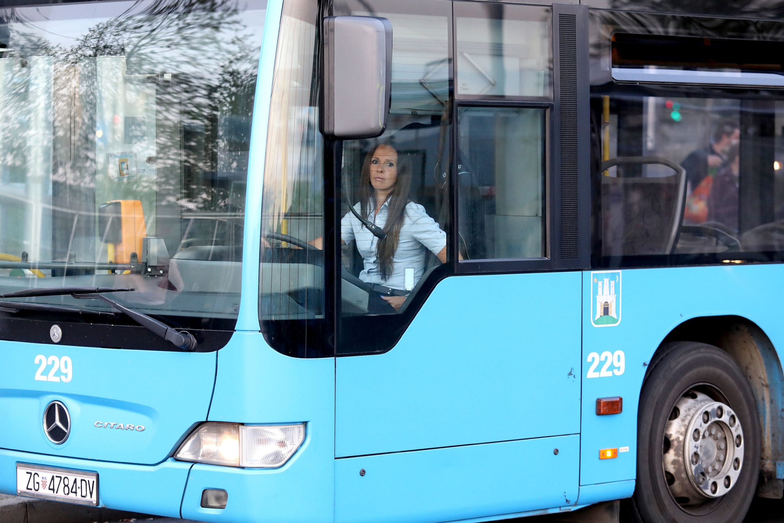 27.04.2020., Zagreb - Prva od mjera relaksacije ogranicenja uvedenih zbog suzbijanja pandemije koja je stupila na snagu je normalizacija javnog gradskog prometa. U Zagrebu su ponovno u prometu sve redovite autobusne linije ZET-a, kao i izvanredne linije koje zamjenjuju tramvaje koji ce se postupno uvoditi u promet nakon sto se otklone poljedice potresa. 
Photo: Patrik Macek/PIXSELL