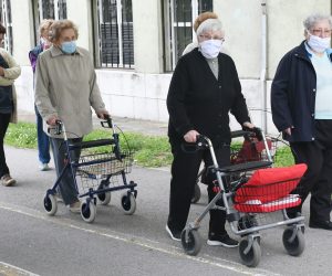 27.05.2020., Sisak - Nakon 2,5 mjeseca prisilne karantene ni prohladno prijepodne ne moze sprijeciti korisnike Doma za starije i nemocne osobe u njihovoj prijepodnevnoj setnji. Photo: Nikola Cutuk/PIXSELL