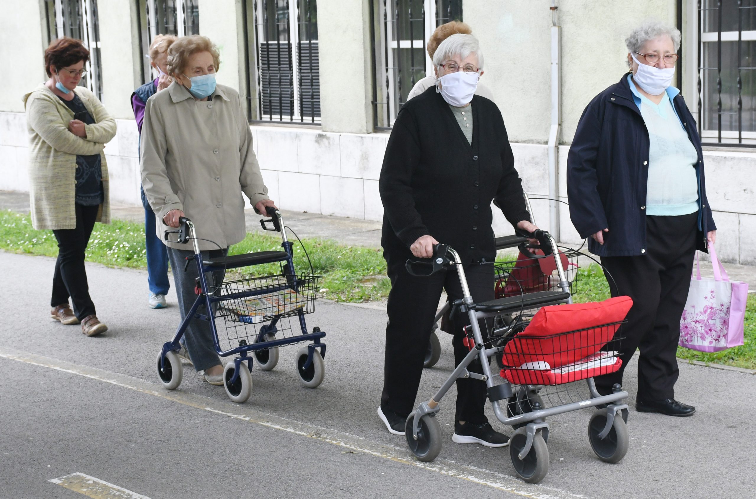 27.05.2020., Sisak - Nakon 2,5 mjeseca prisilne karantene ni prohladno prijepodne ne moze sprijeciti korisnike Doma za starije i nemocne osobe u njihovoj prijepodnevnoj setnji. Photo: Nikola Cutuk/PIXSELL