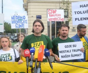 29.05.2020., Zagreb - Ispred zgrade Hrvatskih suma u Ulici kneza Branimira 1 u kojoj traju pretresi policije odrzana je konferencija za medije Zivog zida. Ivan Vilibor Sinicic, Tihomir Lukanic Photo: Marko Prpic/PIXSELL