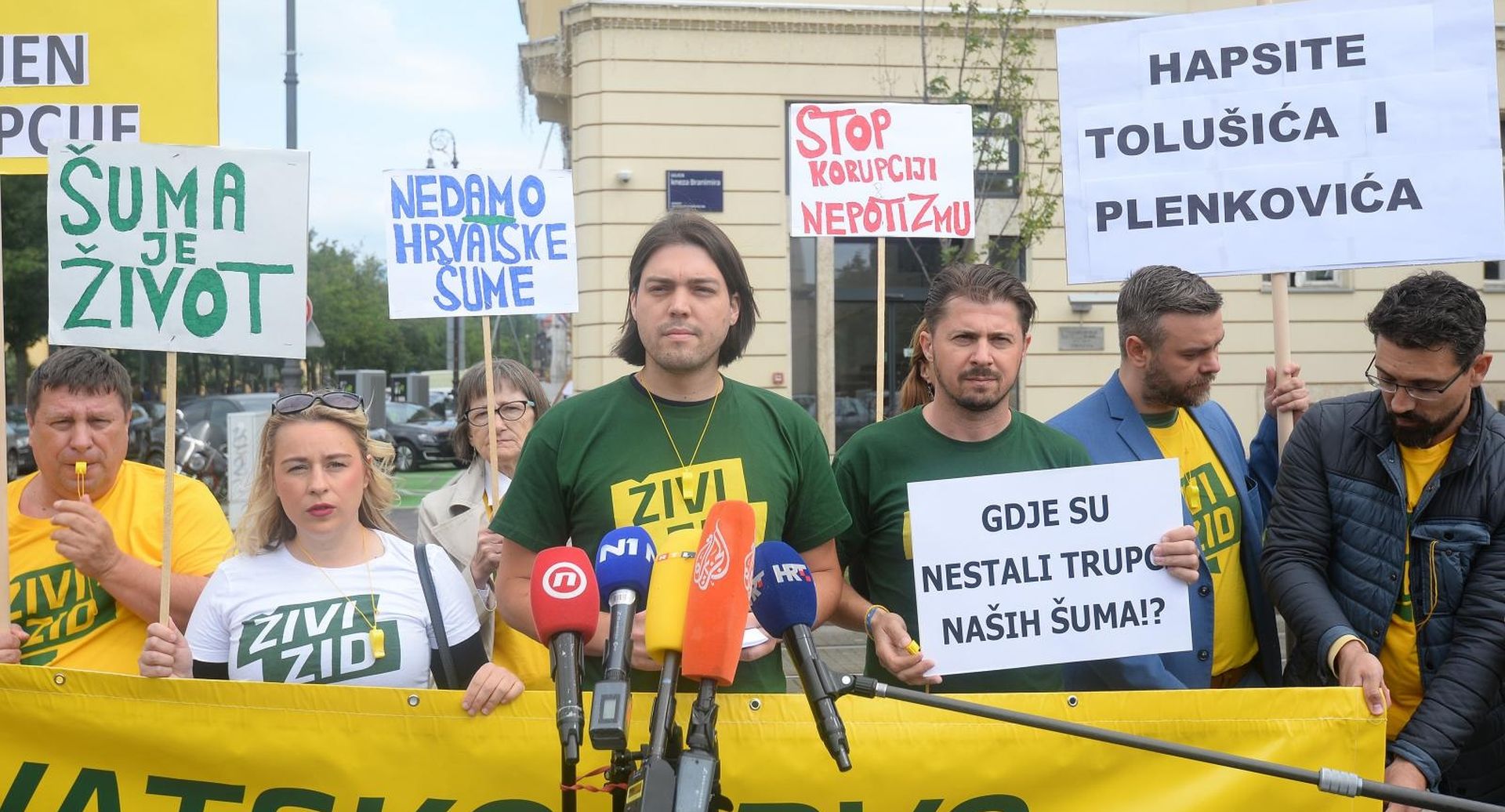 29.05.2020., Zagreb - Ispred zgrade Hrvatskih suma u Ulici kneza Branimira 1 u kojoj traju pretresi policije odrzana je konferencija za medije Zivog zida. Ivan Vilibor Sinicic, Tihomir Lukanic Photo: Marko Prpic/PIXSELL