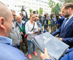 29.05.2020., Zagreb - Ministar drzavne imovine Mario Banozic urucio je prvih deset Rjesenja o utvrdjivanju prava na financiranje najamnine za osobe koje su podnijele potpune zahtjeve. Rjesenja se odnose na gradjane koji su smjesteni u Studentskom domu (SD) 'Cvjetno naselje'.  
Photo: Slavko Midzor/PIXSELL