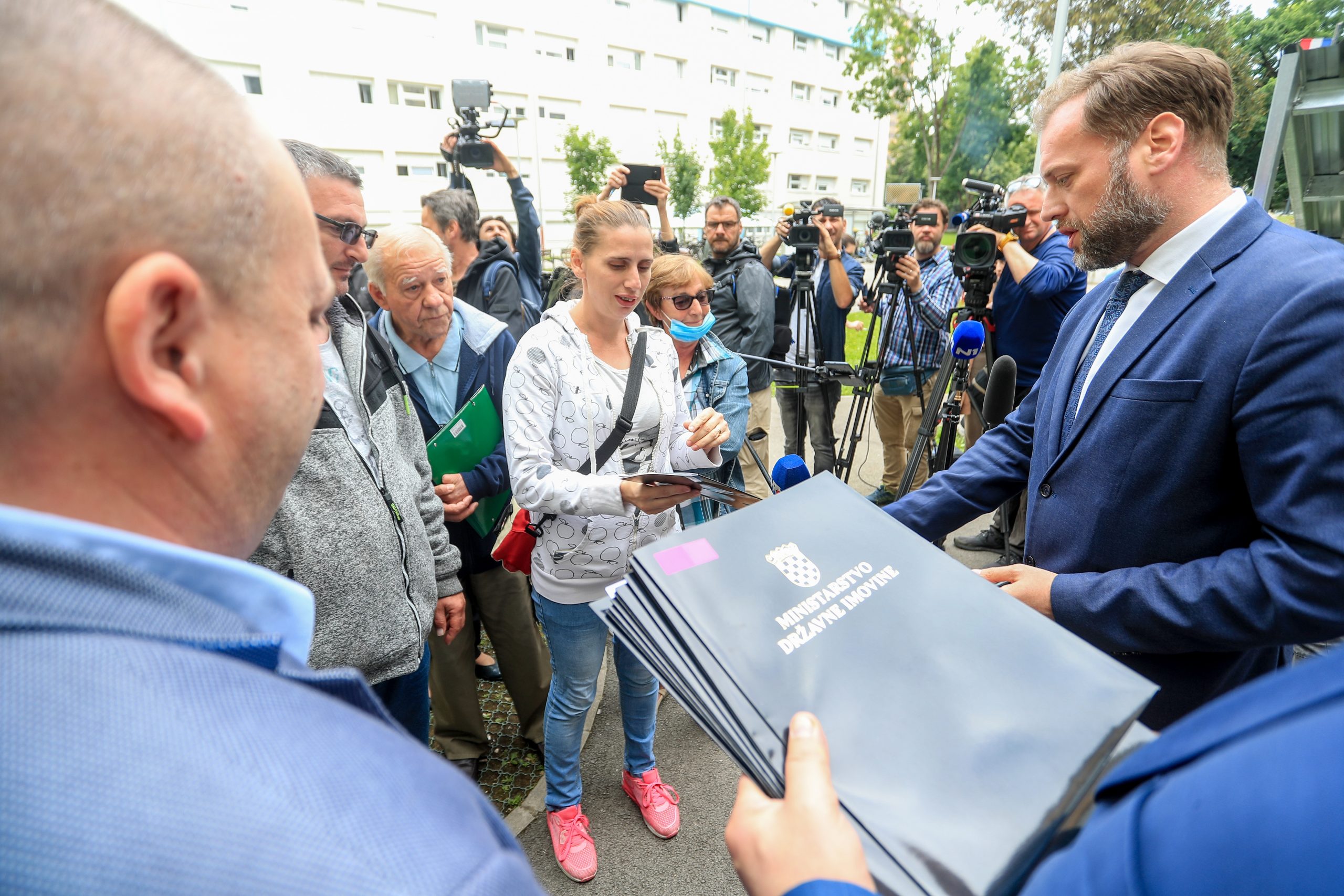 29.05.2020., Zagreb - Ministar drzavne imovine Mario Banozic urucio je prvih deset Rjesenja o utvrdjivanju prava na financiranje najamnine za osobe koje su podnijele potpune zahtjeve. Rjesenja se odnose na gradjane koji su smjesteni u Studentskom domu (SD) 'Cvjetno naselje'.  
Photo: Slavko Midzor/PIXSELL