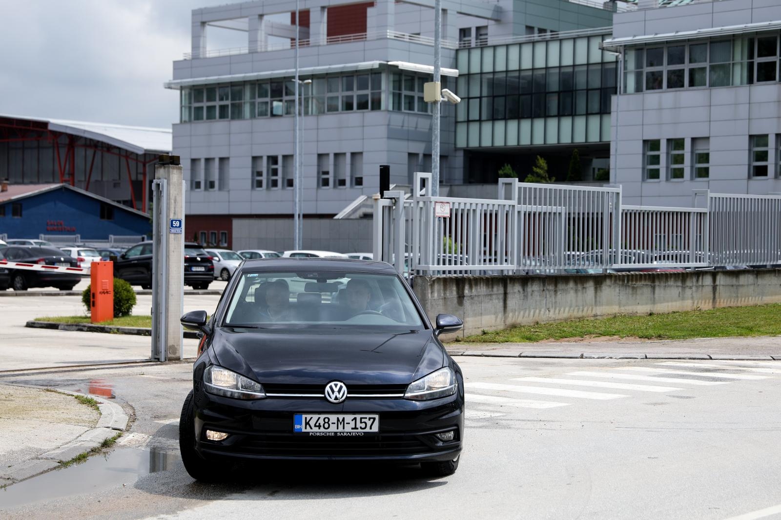 29.05.2020., Sarajevo, Bosna i Hercegovina - Zgrada SIPA-e (Drzavna agencija za istage i zastitu) u kojoj su trenutno federalni premijer Fadil Novalic, direktor Federalne uprave civilne zastite Fahrudin Solak i direktor firme "Srebrena malina" Fikret Hodzic. Brojne medijske ekipe ocekuju njihov transfer u Tuzilastvo BiH. Photo: Armin Durgut/PIXSELL