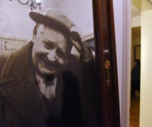 29.12.2015., Zagreb - Povodom obljetnice smrti knjizevnika Miroslava Krleze u Memorijalnom prostoru Miroslava i Bele Krleze organizirano je Putovanje s Krlezom prema autorskom konceptu Gorana Matovica voditelja Centra Miroslav Krleza. Uz scenski nastup glumca Dragana Despota posjetitelji su mogli razgledati stan Krleze uz strucno vodstvo kustosa.
Photo: Davor Visnjic/PIXSELL