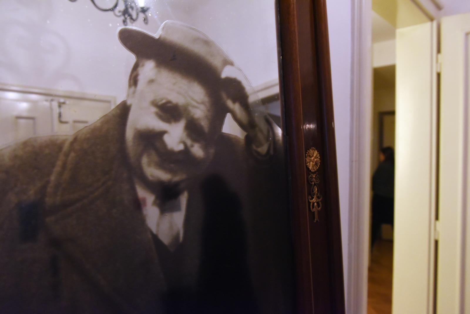 29.12.2015., Zagreb - Povodom obljetnice smrti knjizevnika Miroslava Krleze u Memorijalnom prostoru Miroslava i Bele Krleze organizirano je Putovanje s Krlezom prema autorskom konceptu Gorana Matovica voditelja Centra Miroslav Krleza. Uz scenski nastup glumca Dragana Despota posjetitelji su mogli razgledati stan Krleze uz strucno vodstvo kustosa.
Photo: Davor Visnjic/PIXSELL