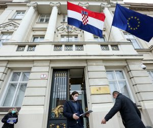 30.03.2020., Zagreb - Predsjednik Zivog zida Ivan Vilibor Sincic predao je Hrvatskom saboru peticiju koju je u dva dana potpisalo vise od 2000 gradjana s podrucja pogodjenih potresom, a podrzali su je i saborski zastupnici oporbe. Peticija trazi izglasavanje Zakona kojim bi se gradjani u slucaju elementarnih nepogoda obestetili sa 100%, bez obzira na stupanj ostecenja. Photo: Emica Elvedji/PIXSELL