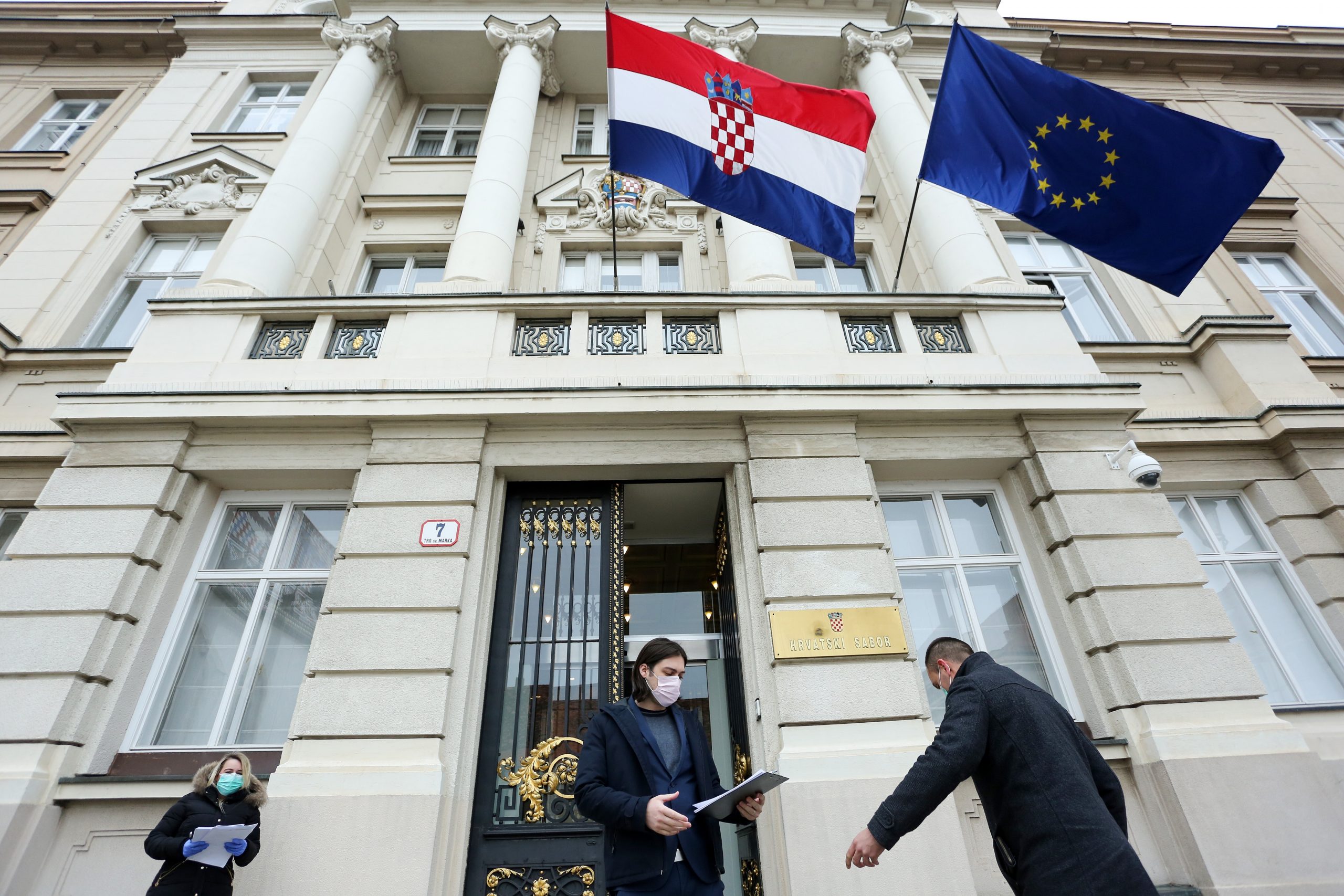 30.03.2020., Zagreb - Predsjednik Zivog zida Ivan Vilibor Sincic predao je Hrvatskom saboru peticiju koju je u dva dana potpisalo vise od 2000 gradjana s podrucja pogodjenih potresom, a podrzali su je i saborski zastupnici oporbe. Peticija trazi izglasavanje Zakona kojim bi se gradjani u slucaju elementarnih nepogoda obestetili sa 100%, bez obzira na stupanj ostecenja. Photo: Emica Elvedji/PIXSELL