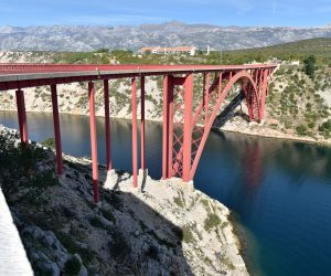 31.10.2017., Maslenica -  Skokom s Maslenickog mosta 45-ogodisnji pilot kanadera jucer poslijepodne pocinio je samoubojstvo. 
Photo: Dino Stanin/PIXSELL