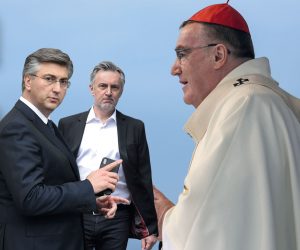 11.09.2019., Zagreb - Novi Jelkovac na livadi kod osnovne skole Jelkovec. Na mjestu buduce zupne crkve i svetista Ivana Pavla II misno slavlje predvodio je kardinal Josip Bozanic. 
Photo: Marin Tironi/PIXSELL