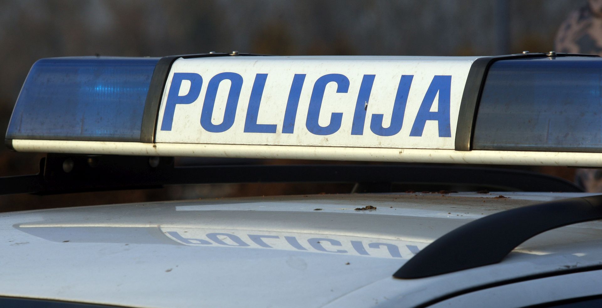 Zagreb, 09.01.2013 - Zagrebaèka policija provodi oèevid o uzrocima eksplozije koja se jutros oko 3,50 sati dogodila na eljeznièkoj pruzi 50-tak metara zapadno od eljeznièke postaje Podsused, u Aleji Bologne, u trenutku prolaska teretnog vlaka, a na terenu su i pirotehnièari te pripadnici Javne vatrogasne postrojbe (JVP) Zagreb. Na slici policijski automobil na Aleji Bologne u blizini eskplozije.
foto FaH/ Damir SENÈAR /ds