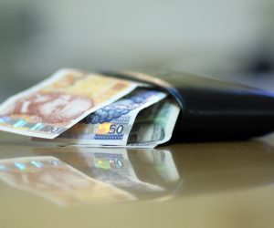 Zagreb, 03.12.2012 - Prosjeène neto plaæe u Hrvatskoj padaju i realno i nominalno i na mjeseènoj i godinjoj razini, pokazuju podaci Dravnog zavoda za statistiku.
foto FaH/ Damir SENÈAR /ds
