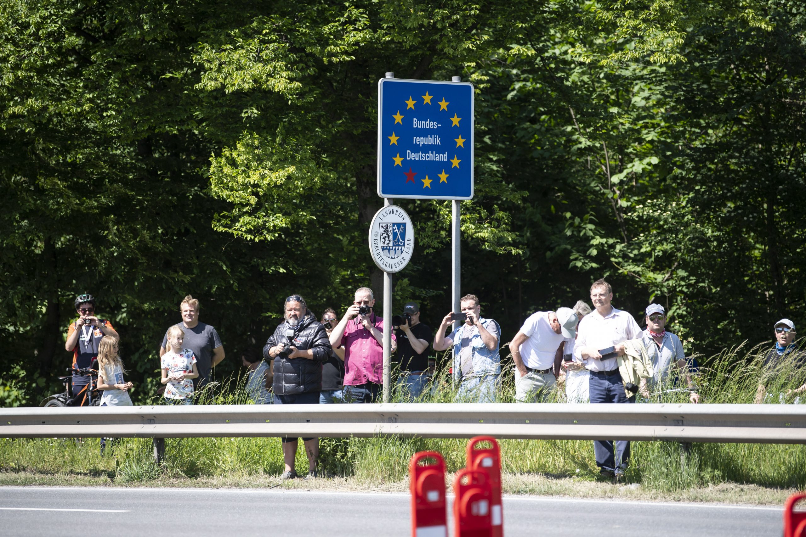 epa08430236 Residents protest during a visit of Federal Minister of the Interior Horst Seehofer and Bavaria's state premier Markus Soeder at the control station Saalbruecke between German Freilassing and Austrian Salzburg near Bad Reichenhall, Bavaria, Germany, 18 May 2020.   Due to the ongoing pandemic of COVID-19 the border between Germany and Austria was closed. Last week, there was a cautious relaxation to allow visits to relatives. An opening of the borders is planned for 15 June.  EPA/LUKAS BARTH-TUTTAS / POOL