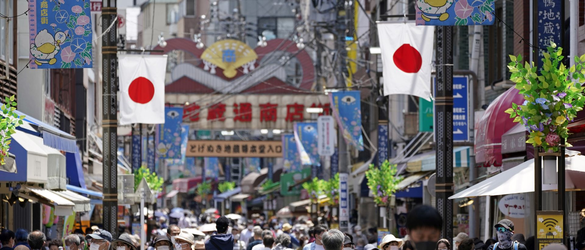 epa08440352 People crowd a shopping street at Sugamo district in Tokyo, Japan, 24 May 2020. Following the decline in the COVID-19 coronavirus infections number, the government is expected to lift the state of emergency restrictions in Tokyo and remaining prefectures on 25 May 2020. The final decision will be made following a panel of medical experts' meeting.  EPA/FRANCK ROBICHON